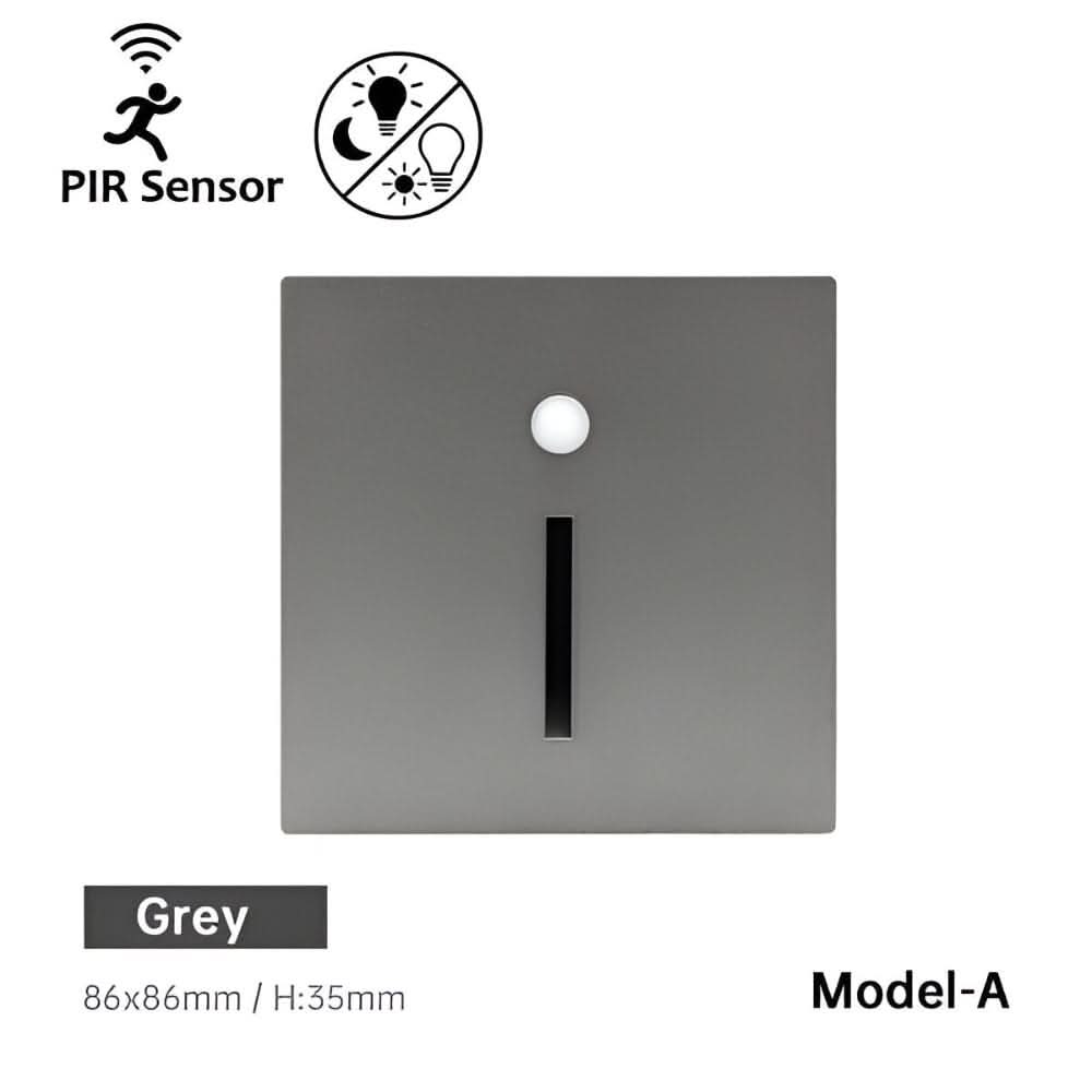 Grijs vierkant wandlampje met sensor en smalle verticale lichtsleuf, vooraanzicht op lichte achtergrond 8