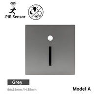 Grijs vierkant wandlampje met sensor en smalle verticale lichtsleuf, vooraanzicht op lichte achtergrond 8