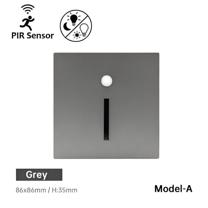 Grijs vierkant wandlampje met sensor en smalle verticale lichtsleuf, vooraanzicht op lichte achtergrond 8