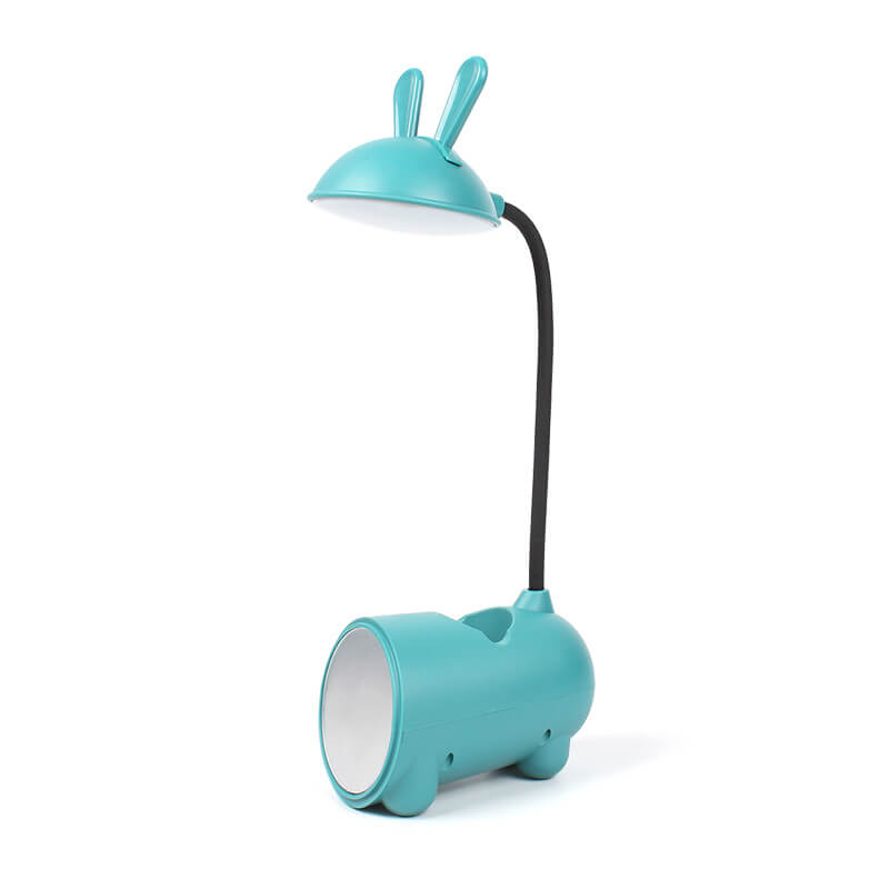 Groene lamp met konijnenoren op de kap en een gebogen zwarte arm, schuin van voren op een witte achtergrond. 4