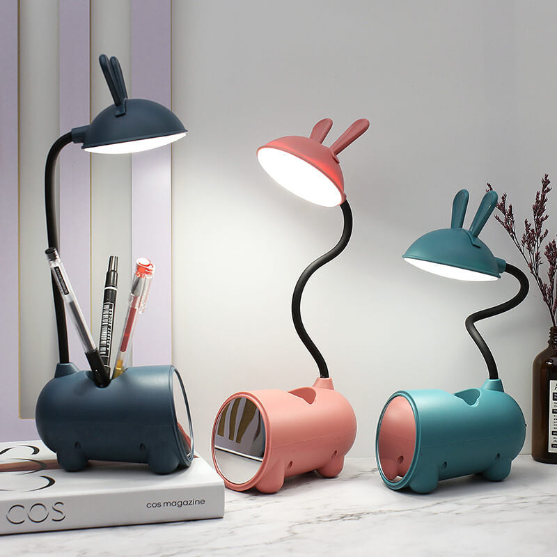 Drie brandende lampen in donkerblauw, roze en groen, waarbij de blauwe pennen in de houder heeft en de armen verschillend gebogen zijn. 7
