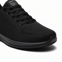 Detail van de neus van een zwarte gebreide sneaker met luchtige mesh, veters en stevige zool 7