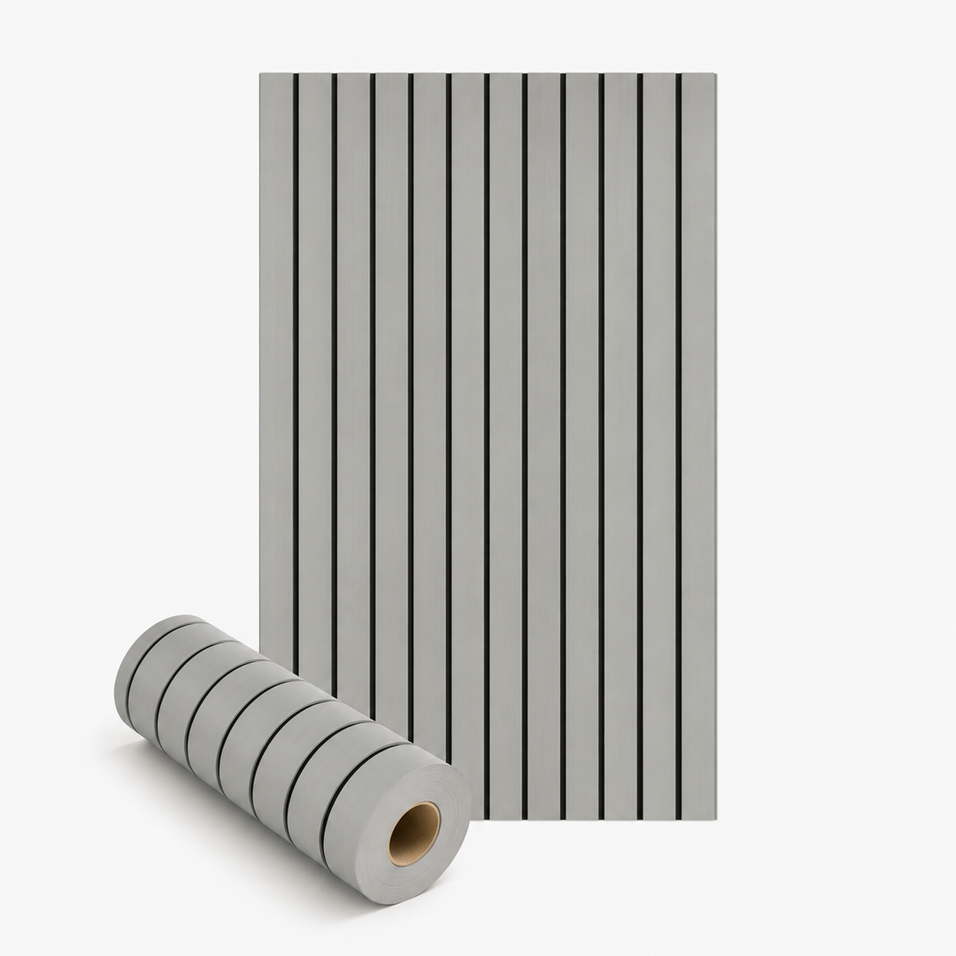 Uitgerolde baan en opgerolde rol van grijze lattenpanelen met zwarte tussenstroken op witte achtergrond 13