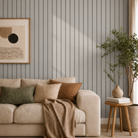 Woonkamerhoek met beige bank, schilderij en plant voor een wand met grijze latten 15