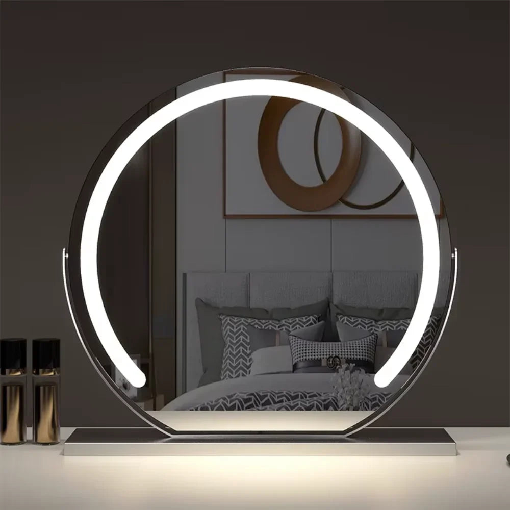 Ronde spiegel met zilverkleurige rand en lichtring op een tafel, met een slaapkamer in de weerspiegeling 3
