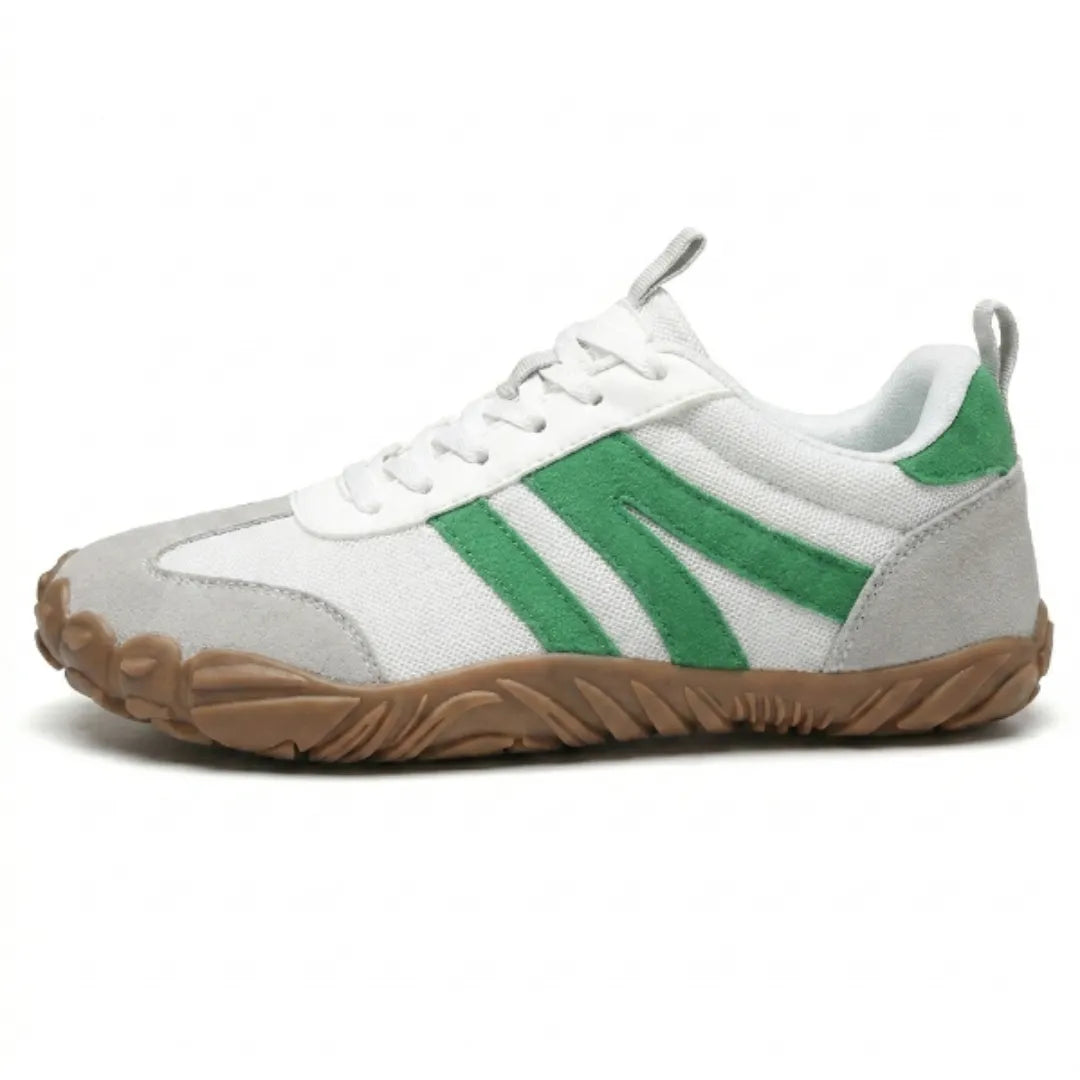 Zijaanzicht van een witte sneaker met groene strepen, grijs suède en bruine profielzool. 28