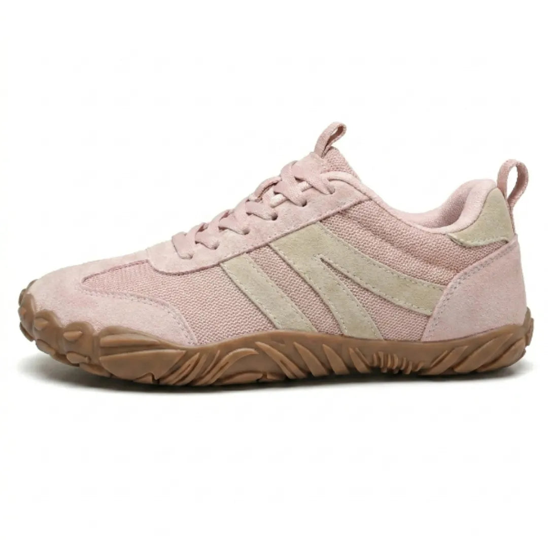 Zijaanzicht van de roze barefoot schoen met beige strepen, bijpassende veters en een bruine profielzool op een witte achtergrond. 10