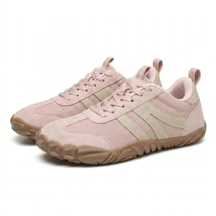 Paar roze barefoot schoenen met beige strepen schuin van voren, met een brede teenbox en bruine zool. 16