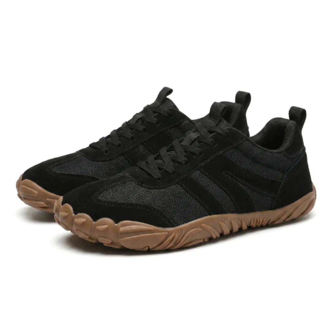 Paar zwarte barefoot sneakers met veters, gaas en suède, schuin van voren gezien op een witte achtergrond. 25
