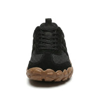 Voorkant van een zwarte barefoot sneaker met veters en brede, afgeronde bruine rubberen neus. 26