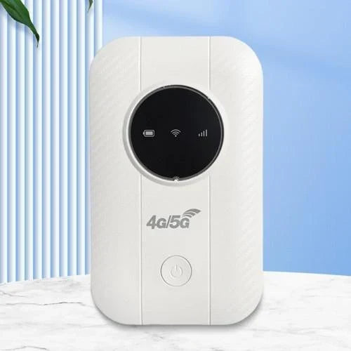 Voorkant van de witte router met zwart rond display en aan-uitknop, tegen een blauwe achtergrond 8