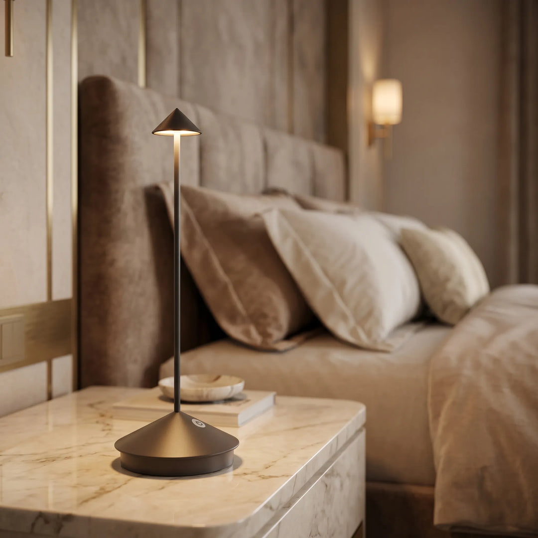 Luxe Draadloze LED Tafellamp Met Touchdimmer Voor Een Hotel Chic Interieur