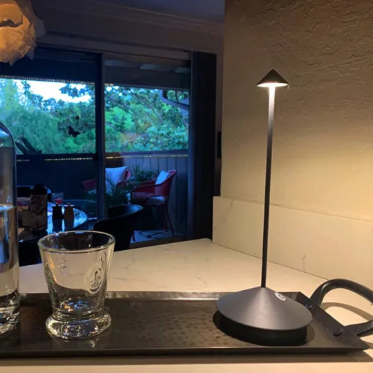Luxe Draadloze LED Tafellamp Met Touchdimmer Voor Een Hotel Chic Interieur