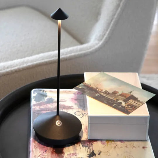 Luxe Draadloze LED Tafellamp Met Touchdimmer Voor Een Hotel Chic Interieur