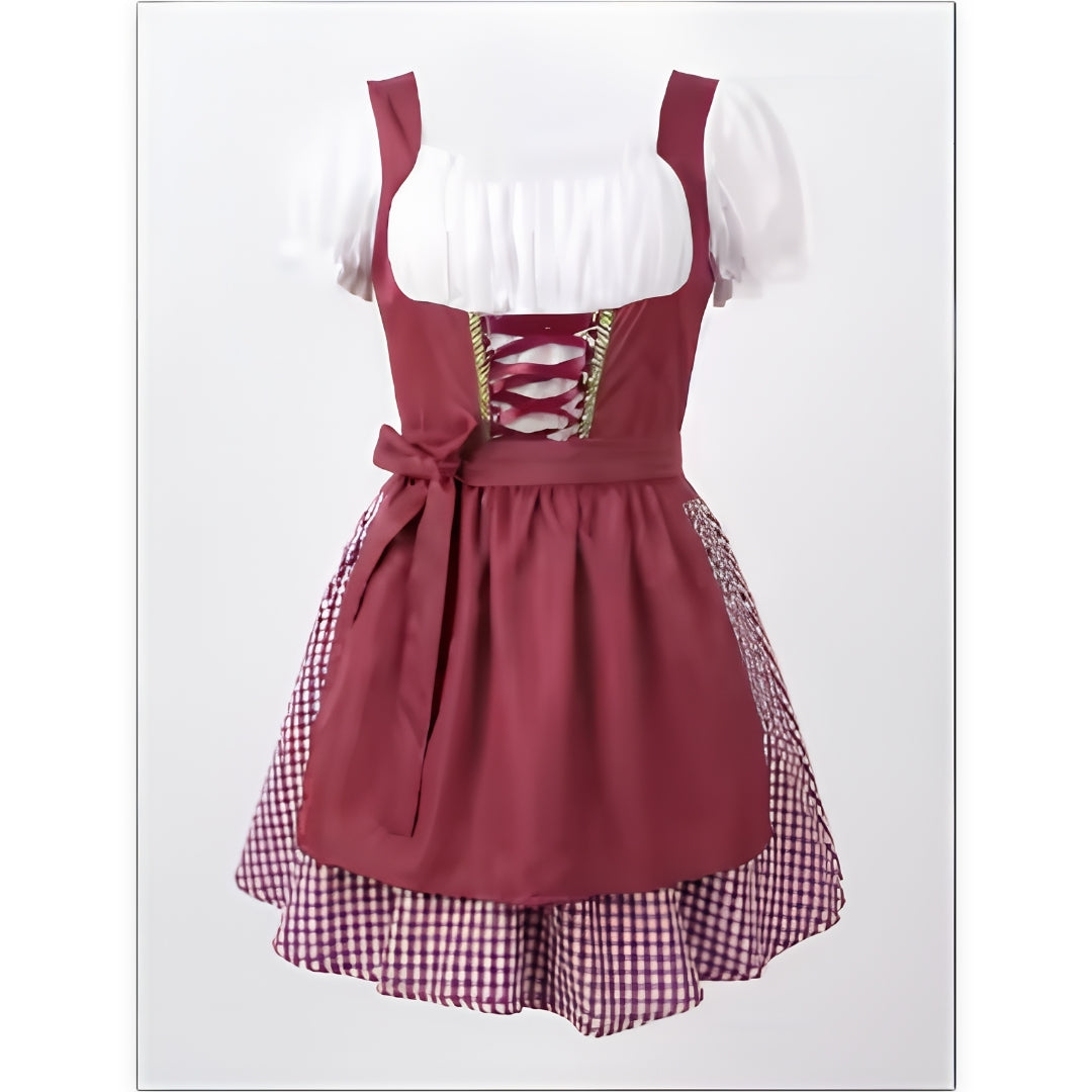 Voorkant van de bordeauxrode dirndl op een pop, met wit blouseachtig bovenstuk, veterdetail, strik en geruite onderrok. 1