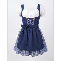 Voorkant van de donkerblauwe dirndl met wit pofmouwenbovenstuk, vetersluiting, strik aan de schort en blauw-wit geruite onderrok. 2
