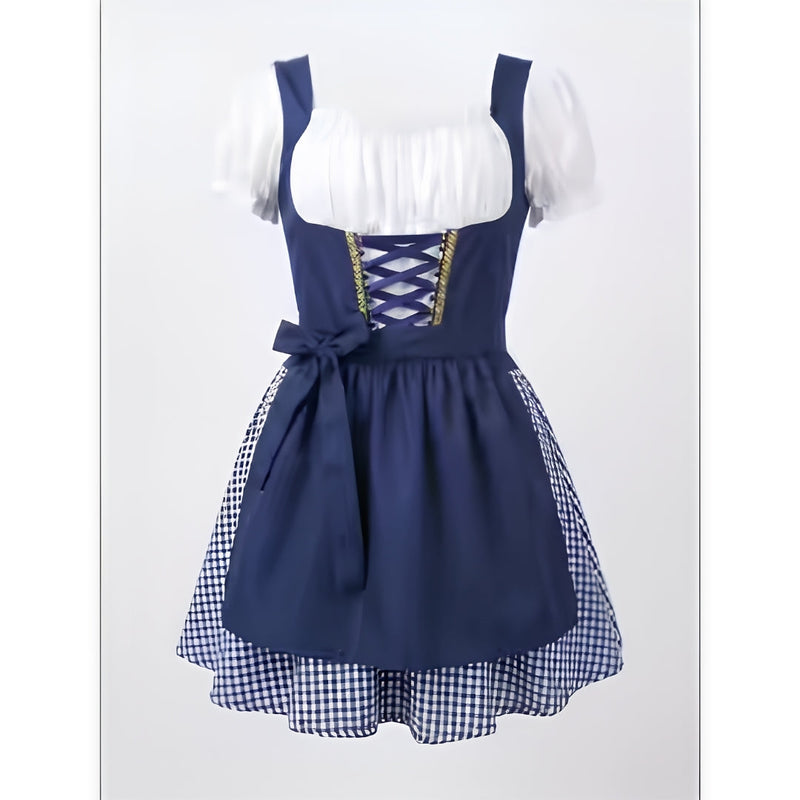 Voorkant van de donkerblauwe dirndl met wit pofmouwenbovenstuk, vetersluiting, strik aan de schort en blauw-wit geruite onderrok. 2