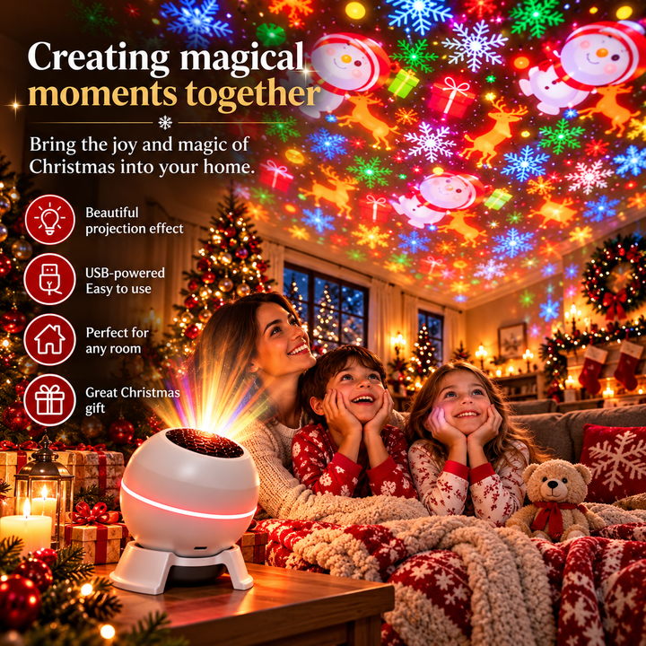 Moeder en twee kinderen in kerstpyjama's kijken onder een deken lachend naar de feestelijke projectie, met de projector op tafel ervoor. 2