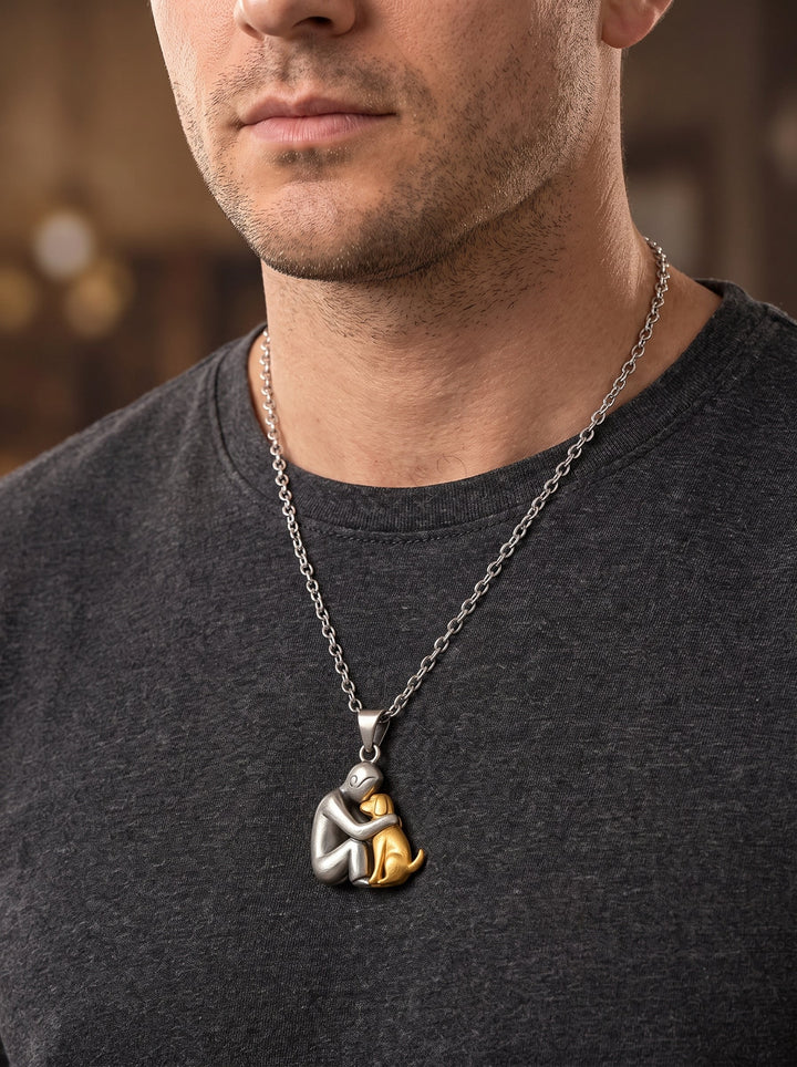 Man in donkergrijs t-shirt draagt de ketting met mat zilverkleurige hanger van figuurtje en goudkleurige hond. 11