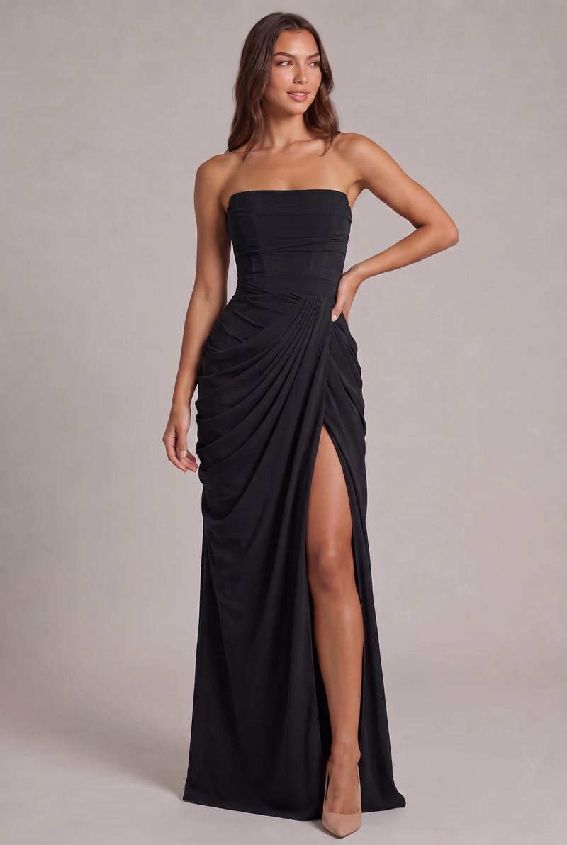 Zwarte strapless maxi-jurk van voren, model met hand op de heup en hoge split 25