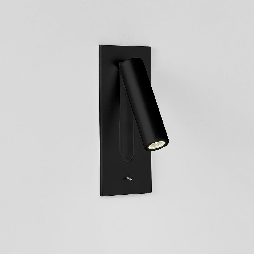 Witte wandlamp met brandende led en een zwarte sleuf, tegen een grijze achtergrond 12