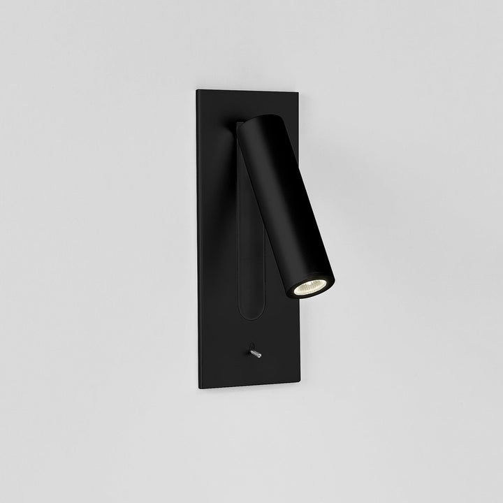 Witte wandlamp met brandende led en een zwarte sleuf, tegen een grijze achtergrond 12