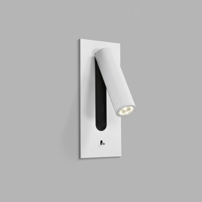 Witte inbouwwandlamp met draaibare, brandende ledspot en schakelaartje, tegen een grijze achtergrond 21