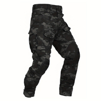 Cargobroek in zwart en donkergrijs camouflageprint met zwarte kniekappen, schuin van voren losgelegd op een witte achtergrond. 14