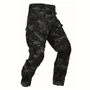 Cargobroek in zwart en donkergrijs camouflageprint met zwarte kniekappen, schuin van voren losgelegd op een witte achtergrond. 14