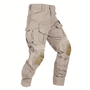 Beige cargobroek met beige kniekappen en klepzakken, schuin van voren losgelegd op een witte achtergrond. 11