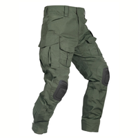 Legergroene cargobroek met donkere kniekappen en klepzakken, schuin van voren losgelegd op een witte achtergrond. 12