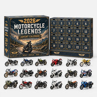 Donkere adventskalender met motorthema, dichte doos naast de kalender met 24 vakjes, daaronder 18 miniatuurmotoren in verschillende kleuren en modellen. 2