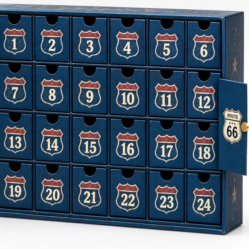 Close-up van de blauwe kalender met 24 genummerde vakjes met wegbordjes en een geopend zijluikje met snelwegbord. 3