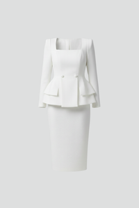 Witte tweedelige set zonder model neergelegd: jasje met vierkante halslijn, twee knopen en dubbele peplum, plus bijpassende rok. 3