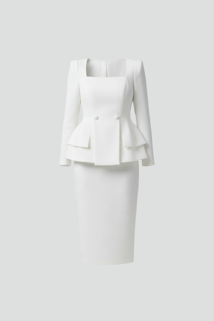 Witte tweedelige set zonder model neergelegd: jasje met vierkante halslijn, twee knopen en dubbele peplum, plus bijpassende rok. 3