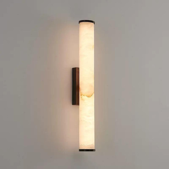 Vrijstaand beeld van de verticale marmeren wandlamp met donkere uiteinden en muurplaat tegen een effen grijze muur. 19