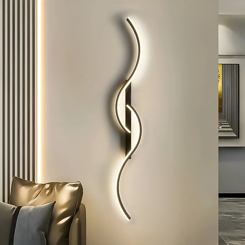 Zwarte golvende wandlamp met warm licht naast een leren bank en een gestreepte wand 4