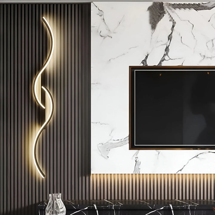 Zwarte golvende wandlamp op een donkere lamellenwand naast een tv tegen een marmeren wand 5