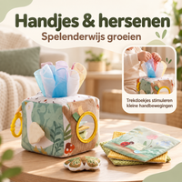 Kubus met doekjes op een houten tafel in de woonkamer, met inzet van een baby die een doekje trekt 2