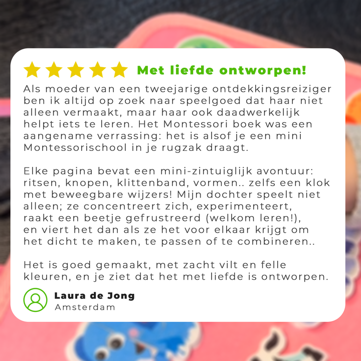Klantbeoordeling met vijf sterren over het boek, voor een vervaagde roze achtergrond 11
