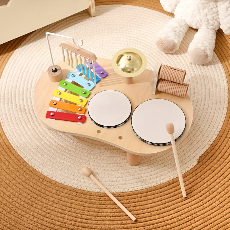 Muziektafel van bovenaf op een rond gevlochten kleed, met twee houten stokjes die voor de trommels op de grond liggen. 8