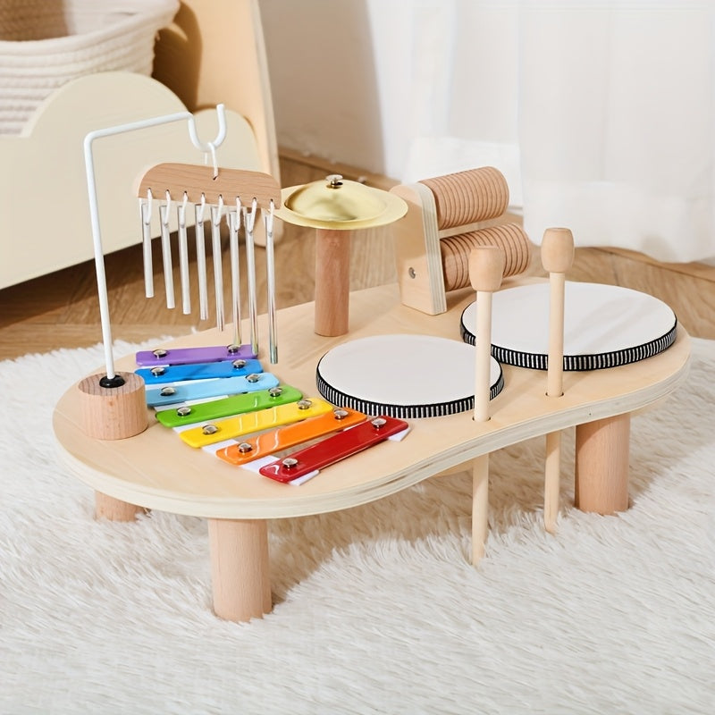 Muziektafel op een wit langharig kleed, met twee stokjes in de houders aan de rechterkant en alle instrumenten zichtbaar op het houten blad. 6