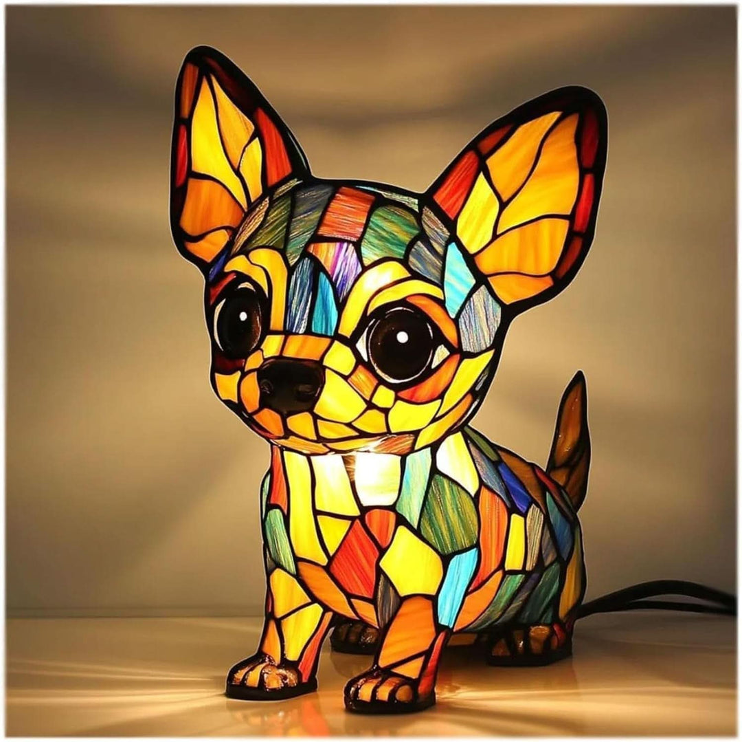 Chihuahuapuppy met grote ogen en oren, in felle mozaïekkleuren, met het zwarte snoer rechts zichtbaar. 10