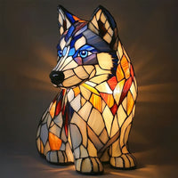 Zittende husky met blauwe ogen en blauwe vlakken rond de kop, lichaam gloeiend in crème en oranje. 15