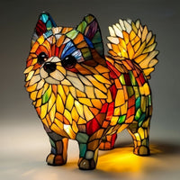 Staande pomeranian met bol krullend staartje, van gloeiend oranje en gele mozaïekvlakken met groene en rode accenten. 18