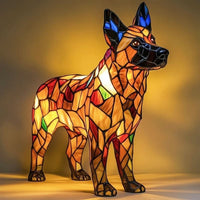 Verlichte hondenlamp met glas-in-lood-look in de vorm van een herder met rechtopstaande oren, van opzij gezien tegen een gele achtergrond. 22
