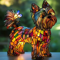 Lamp in de vorm van een langharige terriër met pluimstaart, van opzij gezien, met warm oplichtende mozaïekvlakken in oranje, rood en groen. 28
