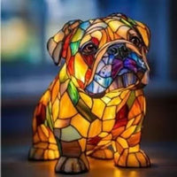 Zittende bulldog van gekleurd mozaïekglas, schuin van voren gefotografeerd met warm oranje gloeiend lichaam. 5