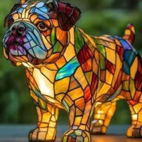 Staande bulldog met paarse en blauwe snuit en gloeiend mozaïeklichaam, gefotografeerd voor een groene achtergrond. 6