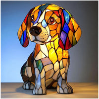Zittende beagle als lamp van kleurrijk glas-in-loodmozaïek, voorkant met gloeiend oranje lichaam en bonte oren. 1